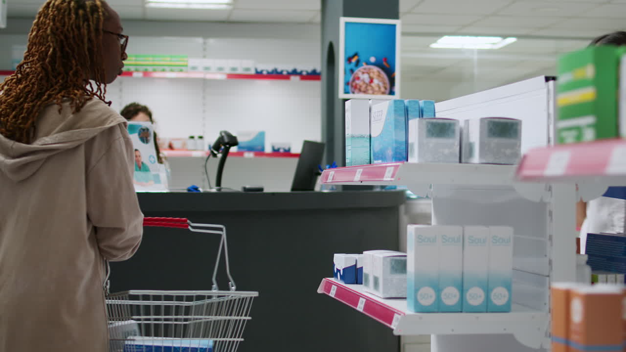 Farmacia con scaffali di farmaci