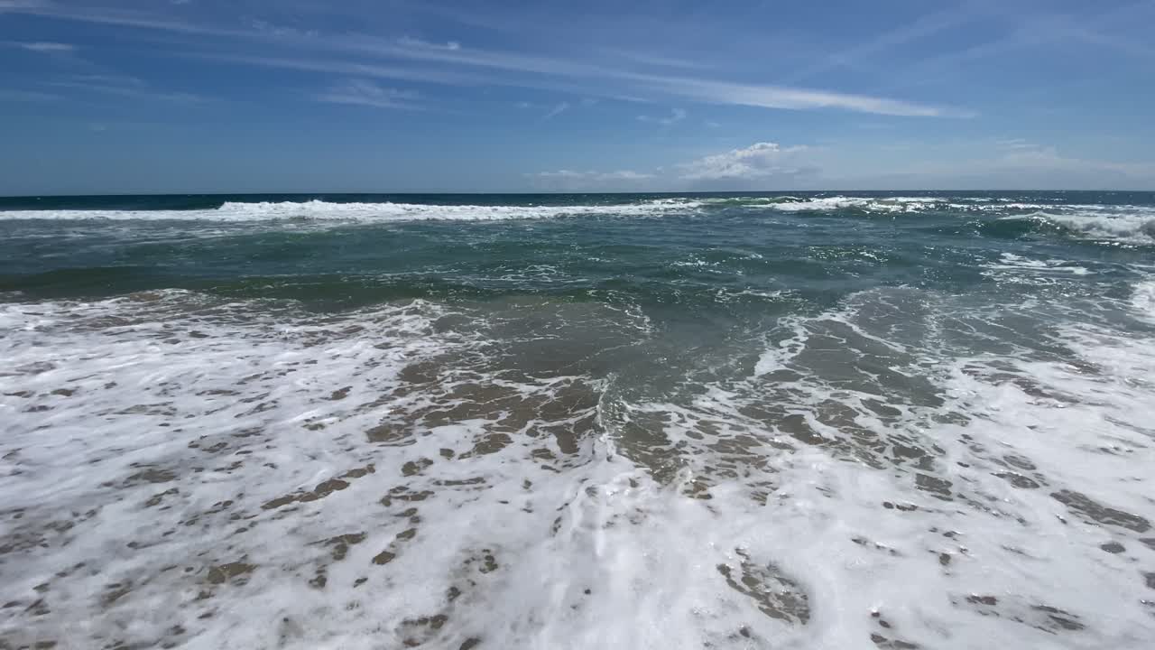 초여름 동안 잔소리 머리에 외부 은행에있는 노스 캐롤라이나의 푸른 하늘과 함께 진정 깨끗한 해변에서 아름다운 화창한 날