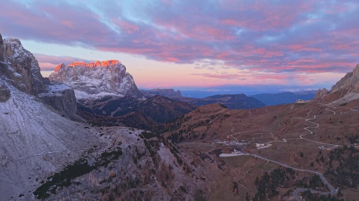 Ripresa aerea di un viaggio all'alba attraverso il Passo Gardena, nelle Dolomiti