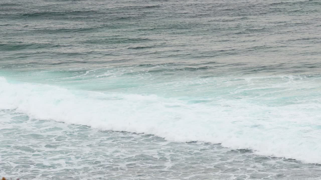 역동적인 바다 파도가 위대한 바다 도로를 따라 부히며 평온한 해안 환경에서 자연의 힘과 아름다움을 보여줍니다.