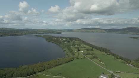 Lagos-Y-Depósito-De-Agua-De-Bendición-En-El-Condado-De-Wicklow,-Irlanda---Toma-Aérea-De-Drones