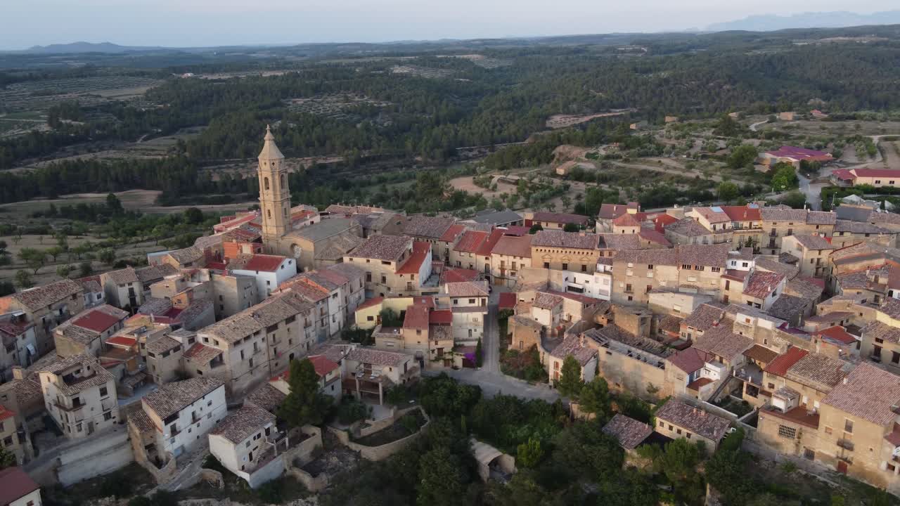 Orbita intorno a Torre del Compte, tipico villaggio spagnolo nella provincia di Teruel