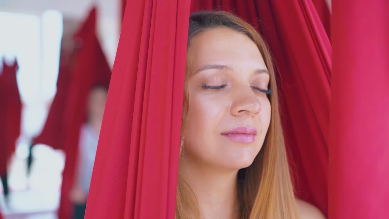 명상에 집중한 젊은 여성은  ⁇ 매에서 휴식을 취합니다.