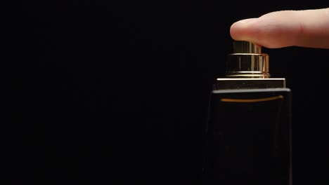 aplicación de perfume