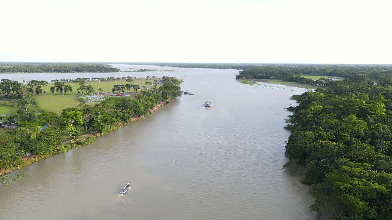 vuelo aéreo sobre el canal del río gabkhan con barcos navegando a través de él