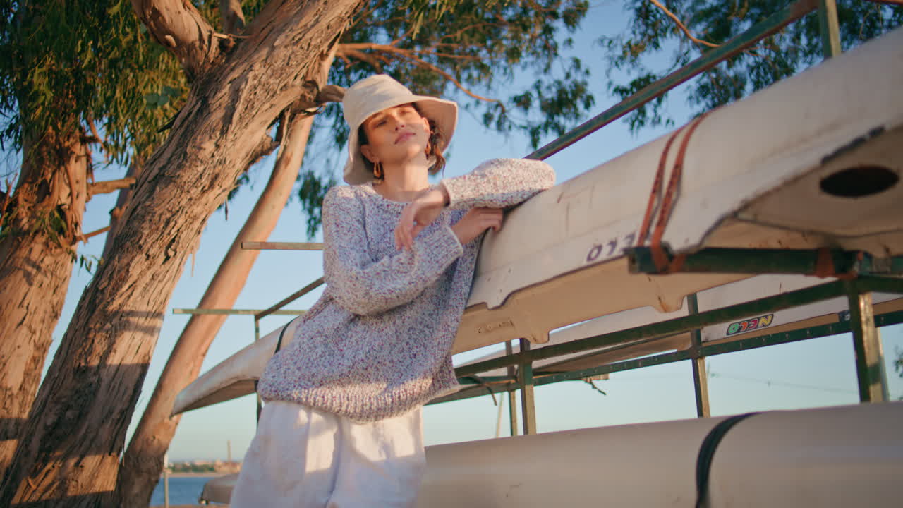 아름다운 모델, 리버사이드 캠프, 캐주얼 미소 짓는 소녀, 저녁에 카메라를 봐