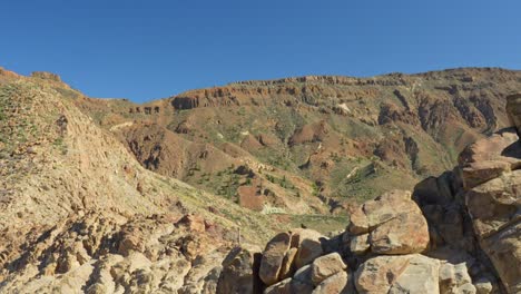 Vista-Panorámica-De-Las-Cadenas-Montañosas-En-El-Parque-Nacional-Del-Teide-Cerca-De-Roque-Cinchado,-Inclinación-Dinámica-Hacia-Arriba