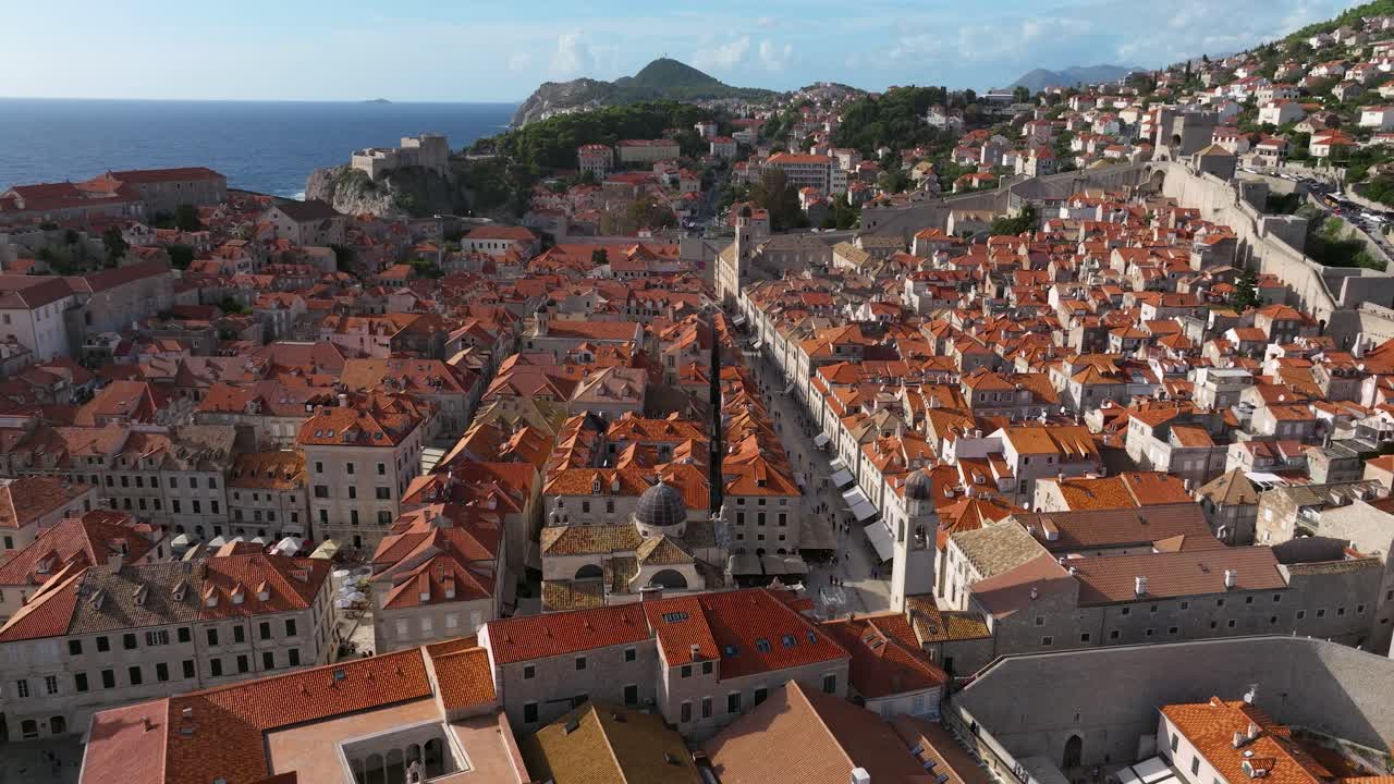 Città Vecchia di Dubrovnik con il Forte Lovrijenac in lontananza a Dubrovnik, Croazia - Ripresa aerea