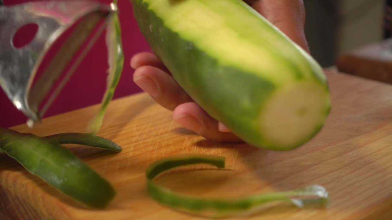 필러로 오이 껍질 벗기기