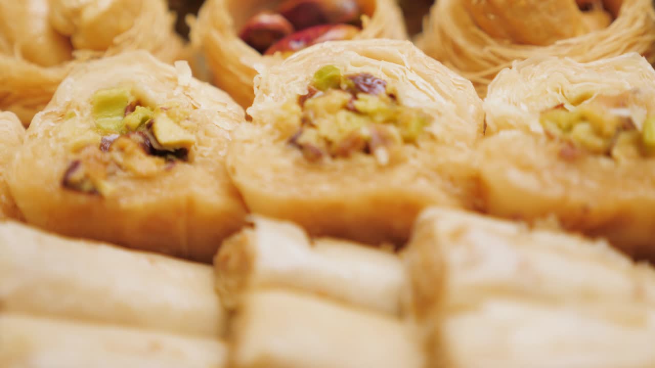 Industria dolciaria. Deliziosa baklava dolce. Baklava, dolce turco del Ramadan, presentato. Sfondo di dolci