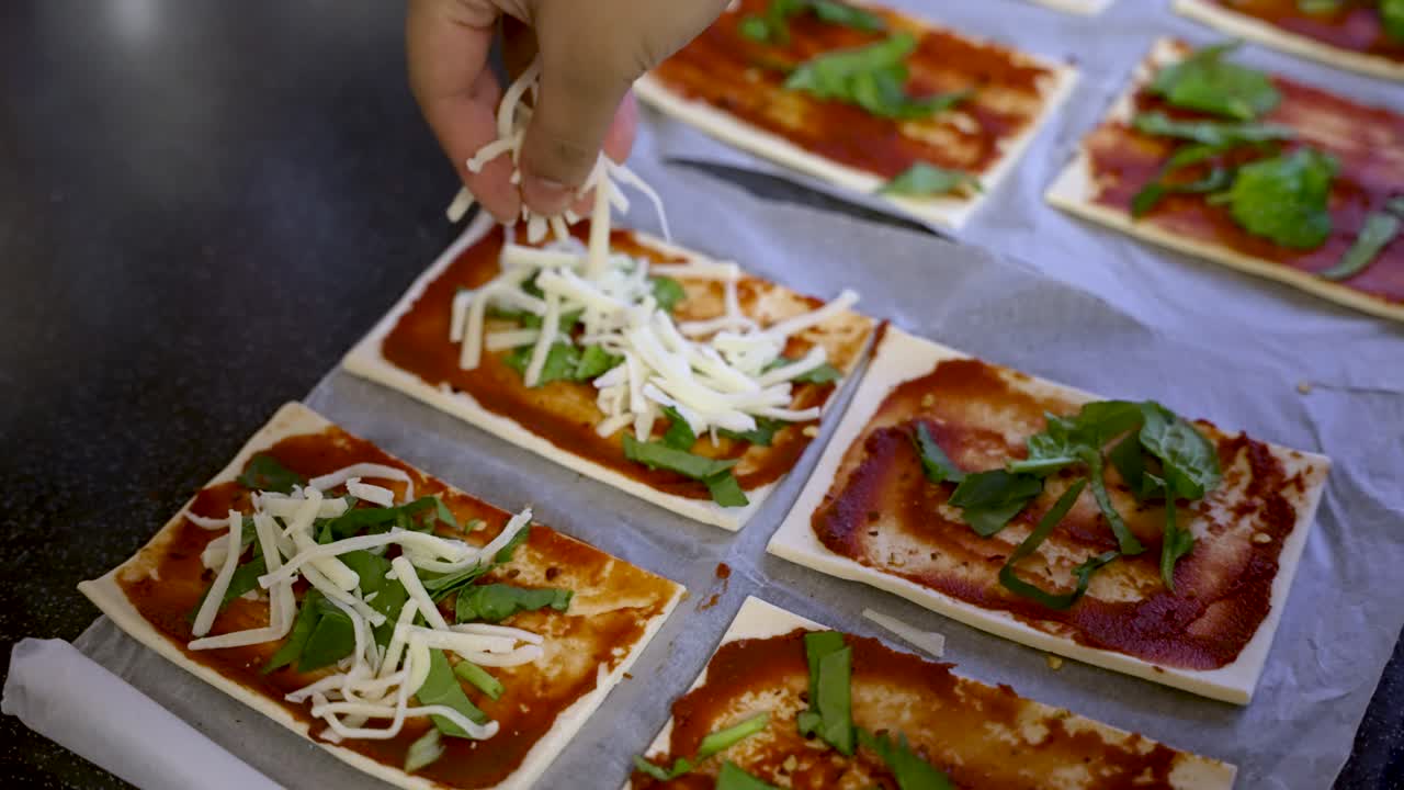preparación cercana de pizza de pan plano con queso rociado
