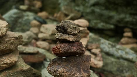 rocas apiladas en la naturaleza