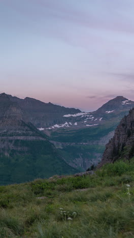 Timelapse-Vertical-De-4k,-Amanecer-Sobre-Los-Picos-Del-Parque-Nacional-Glaciar,-Montana-Usa-En-La-Temporada-De-Verano