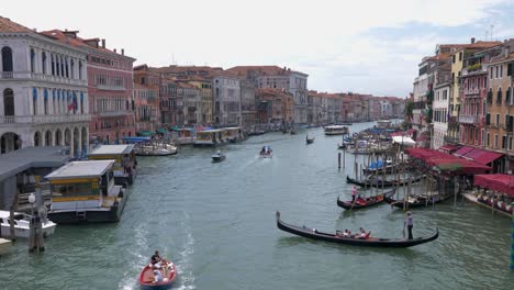 Blick-Von-Der-Spitze-Der-Ponte-Di-Rialto-Auf-Die-Kanäle-Mit-Klassischen-Gondeln-In-Venedig-Aus