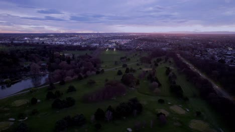 Antenne-Des-Golfplatzes-Christchurch-In-Der-Abenddämmerung-In-Richtung-Stadt