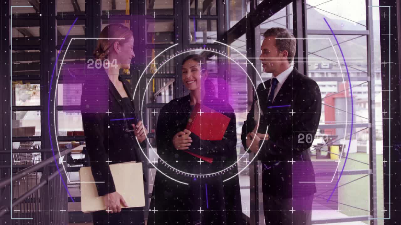 원을 가로질러 글리치 기법의 애니메이션, 번호 변경, 사무실에서 논의하는 다양한 동료