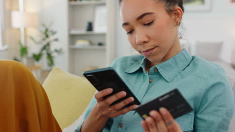 Teléfono,-Tarjeta-De-Crédito-Y-Finanzas-Con-Mujer-En-El-Sofá