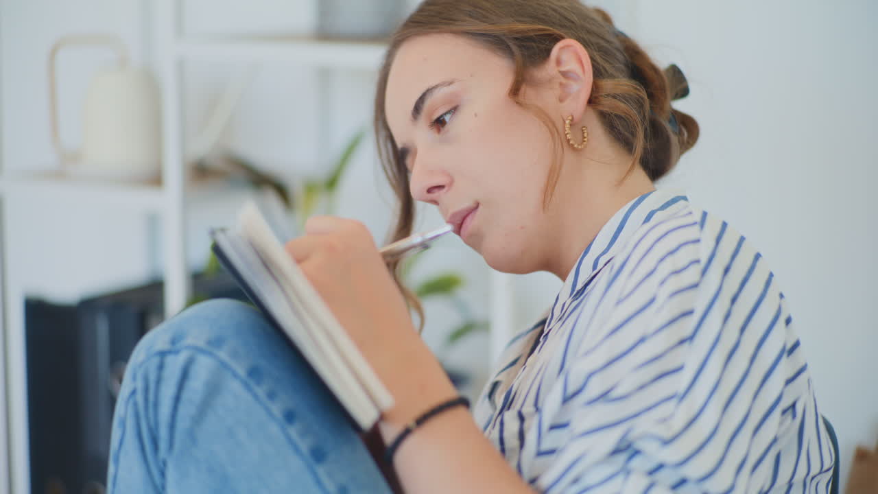 mujer escribiendo notas en casa
