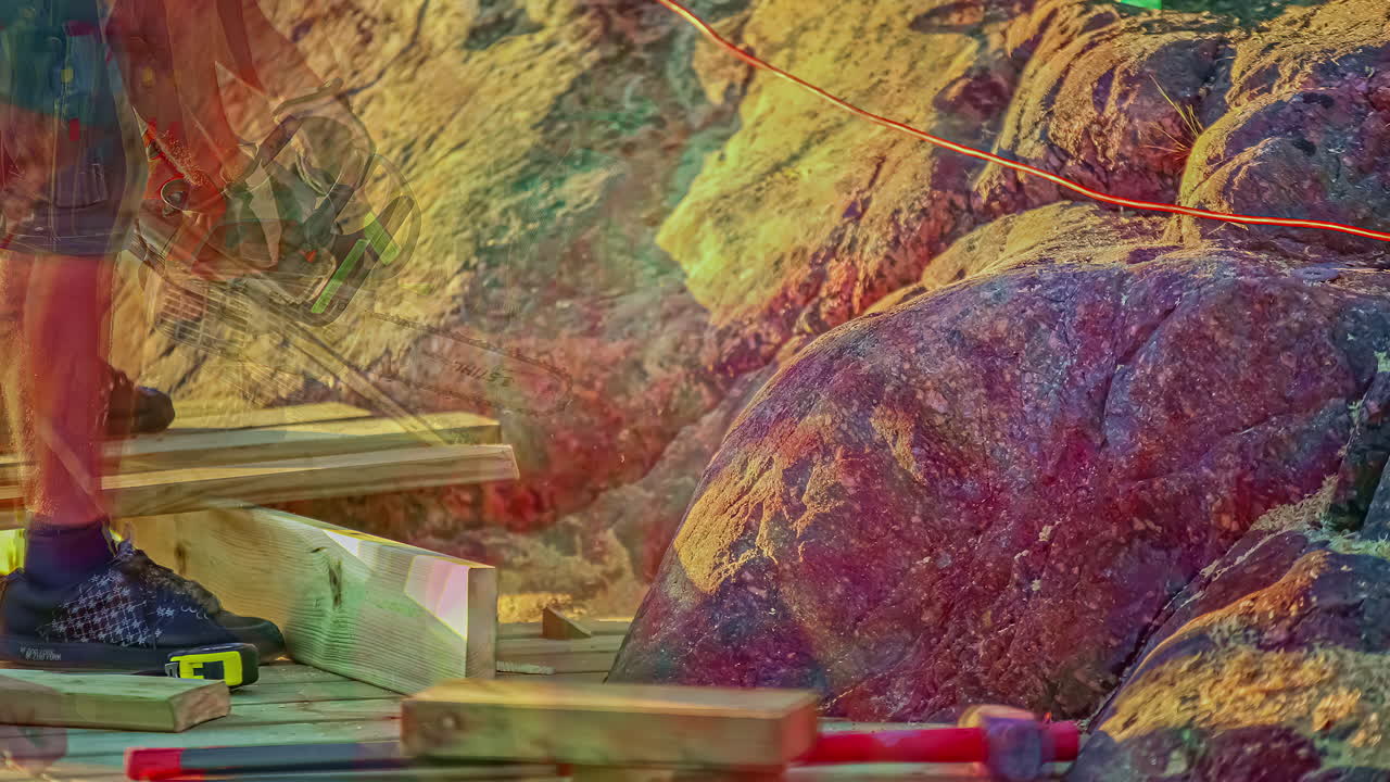 타임랩스에서 바위가 많은 해안을 따라 목조 부두를 건설하느라 바쁜 남자들의 클로즈업 샷