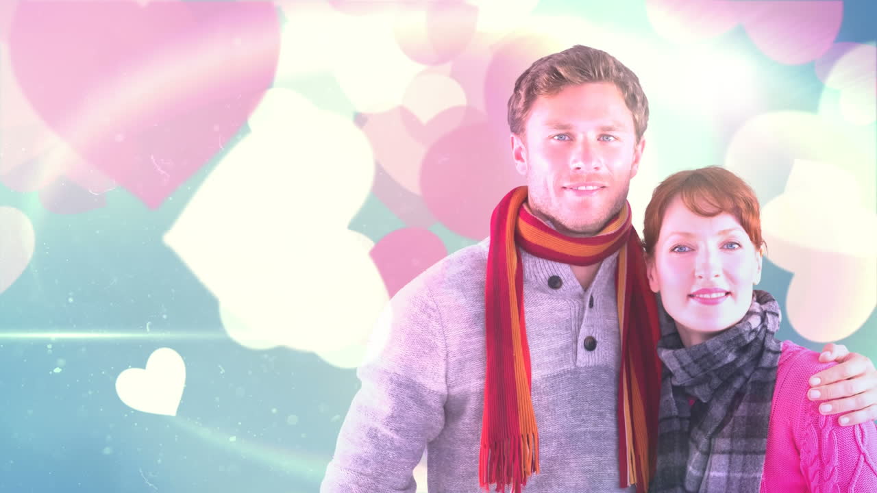 pareja en ropa de invierno sosteniéndose entre sí