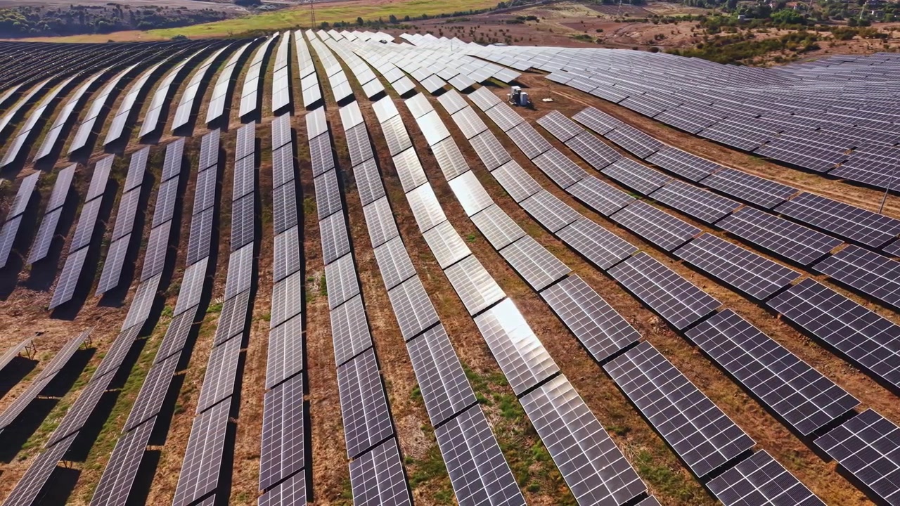 Stort solcelleanlæg på landet opfanger sollys i middagstimerne for at producere vedvarende energi
