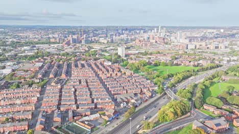 Vista-Aérea-Urbanización-Y-Desarrollo-Suburbano-En-Leeds-En-Inglaterra