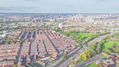 vista aérea de la urbanización y el desarrollo suburbano en leeds, inglaterra