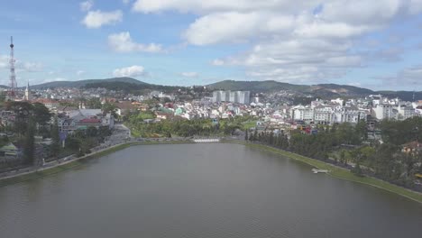 Hermoso-Lago-En-Da-Lat