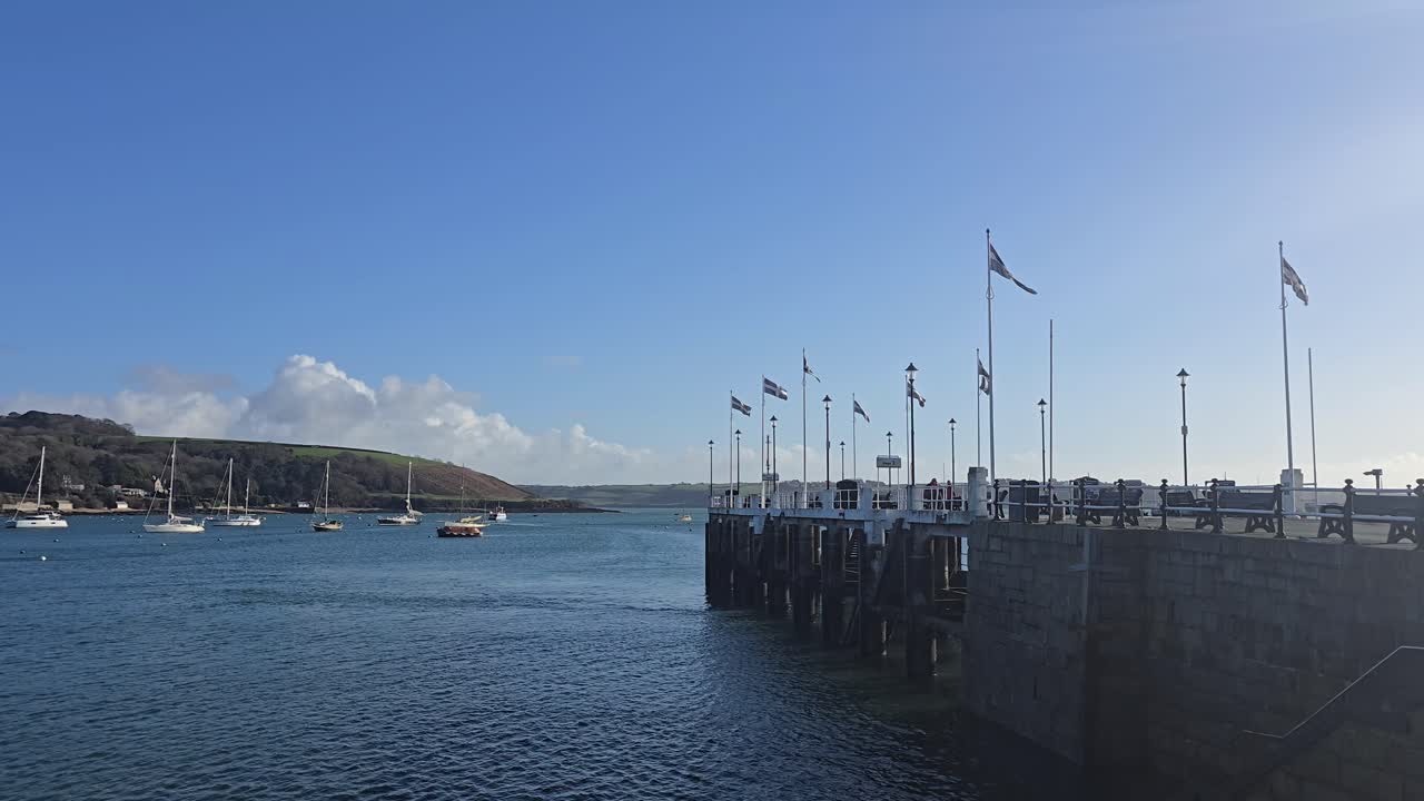 Falmouth Pier med korniske flagg og yachter på elvemunningsvann i Cornwall, England.