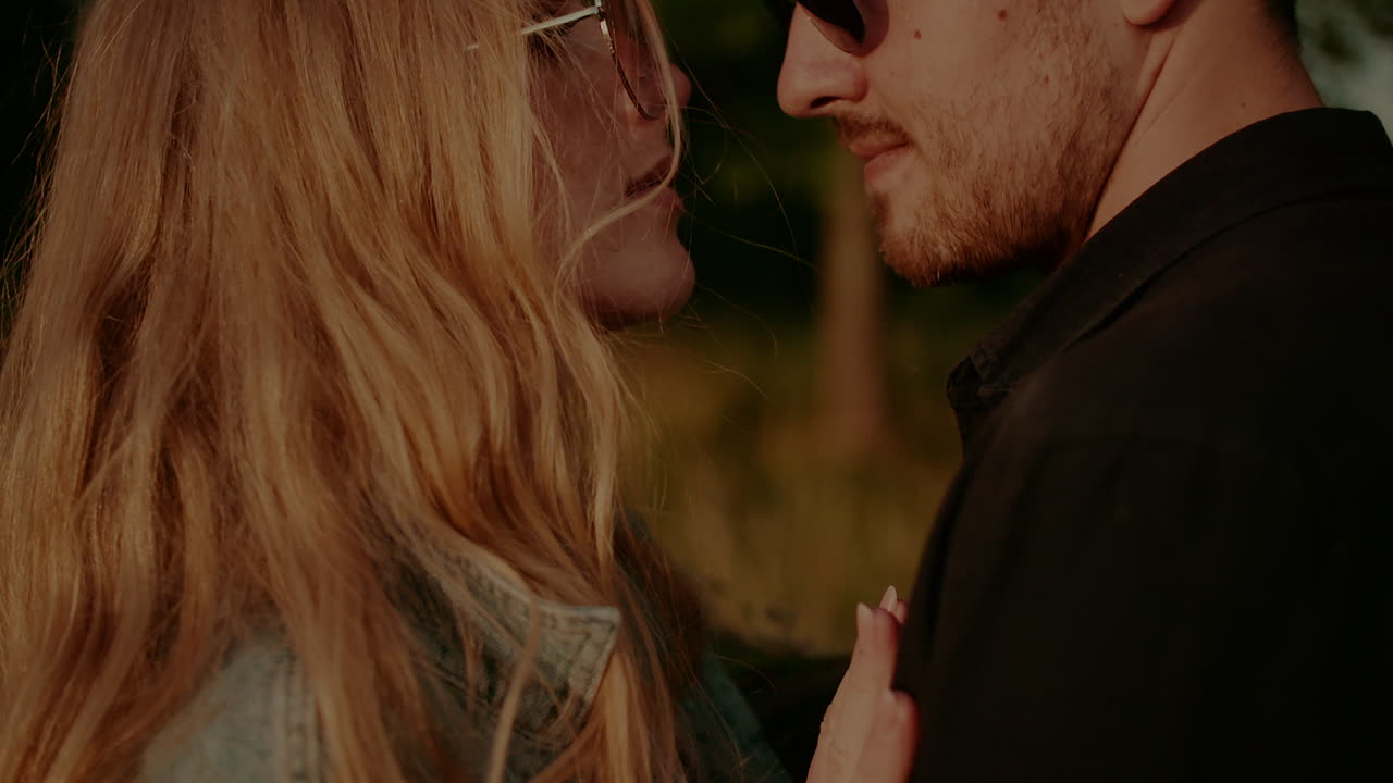 позитивная женщина поддерживает молодого человека на открытом воздухе на закате 3