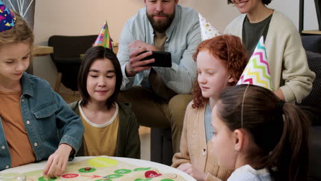 Kinder-Feiern-Das-Ende-Des-Spiels