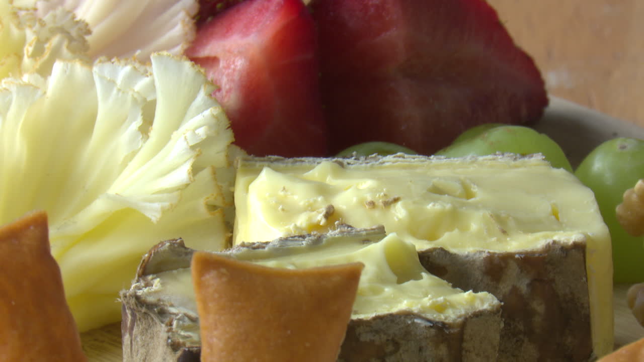 치즈와 과일 접시