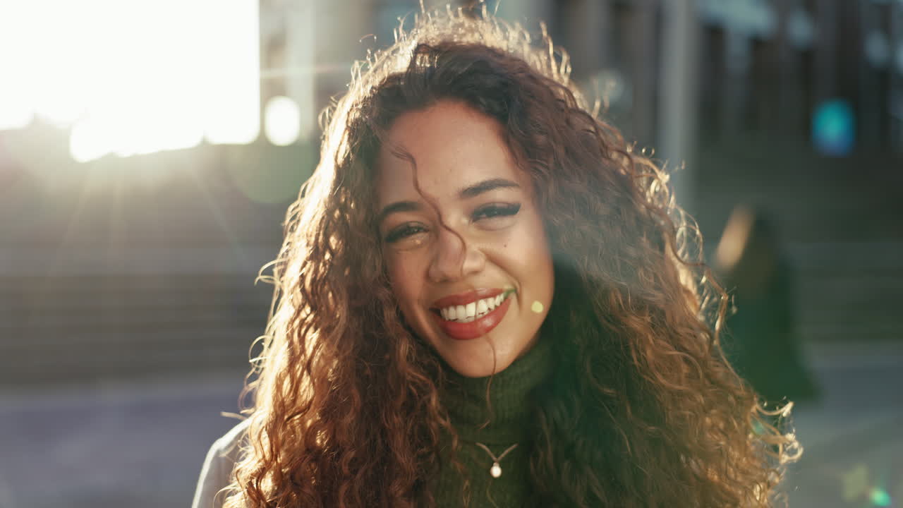 urbano, cara y mujer en la ciudad por la mañana