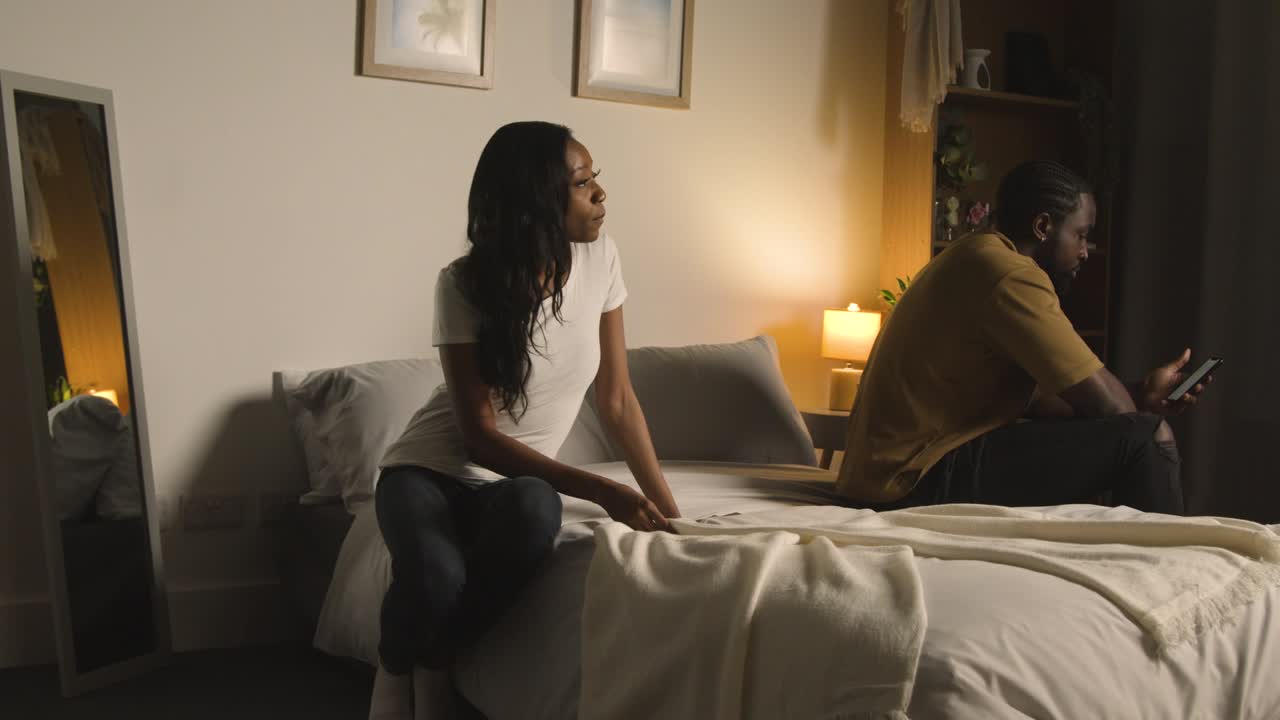 pareja con problemas de relación en casa por la noche hablando en el dormitorio 1