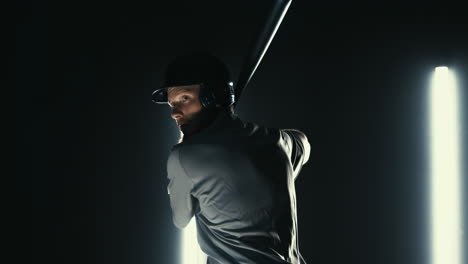 Kaukasischer-Professioneller-Baseballspieler-Schlägt-Einen-Ball-Vor-Dunklem-Hintergrund.-4k-Uhd