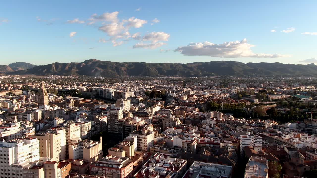 vista aérea de la ciudad de murcia y el río segura en españa