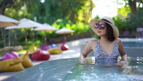 elegante mujer adulta de vacaciones sentada en un jacuzzi
