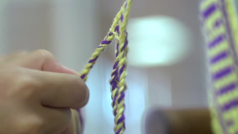 Tejido-A-Mano-De-Trenzas-Con-Amarillo-Y-Morado