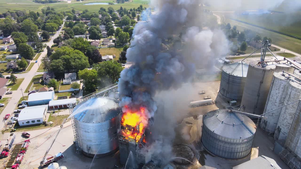antena sobre un incendio industrial en una instalación de almacenamiento de silos de grano en una granja en iowa