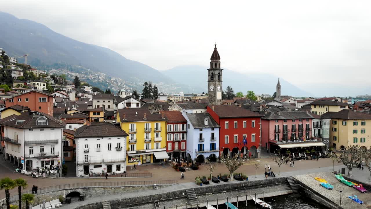 vista aérea de ascona en ticino, suiza con vistas al paseo junto al lago a orillas del lago maggiore, rodeado de coloridas casas y barcos
