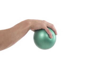 imagen de cerca de la mano, la muñeca y el antebrazo fortaleciendo con la pelota de ejercicio de la mano. aislado sobre fondo blanco.