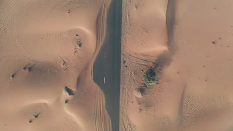 imágenes de drones en 4k, una carretera entre el desierto, la mitad de la carretera del desierto de dubái, el paisaje geológico del alto desierto de dunas en los emiratos árabes unidos, videos de drones