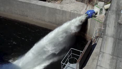 Bomba-De-Agua-De-Una-Presa,-Bombeando-Agua