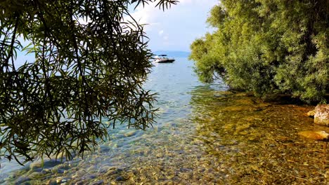 disparo de un camión que revela un barco en el agua azul del lago ohrid en macedonia