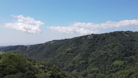 Blick-Von-Der-Spitze-Eines-Berges-In-Einer-Dünn-Besiedelten-Gegend-Mit-Einem-Wunderschönen-Sommerhimmel