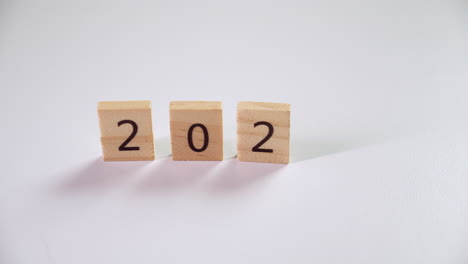 Eliminando-El-Número-Tres-De-Una-Serie-De-Fichas-De-Scrabble-De-2023-Dispuestas-Y-Agregando-El-Número-Cuatro-Para-Convertirlo-En-2024