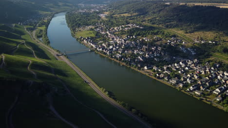 Flug-Richtung-Moselsee-Neben-Dem-Dorf