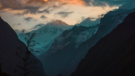 Lapso-De-Tiempo-Del-Amanecer-Sobre-El-Paisaje-Montañoso-Del-Himalaya