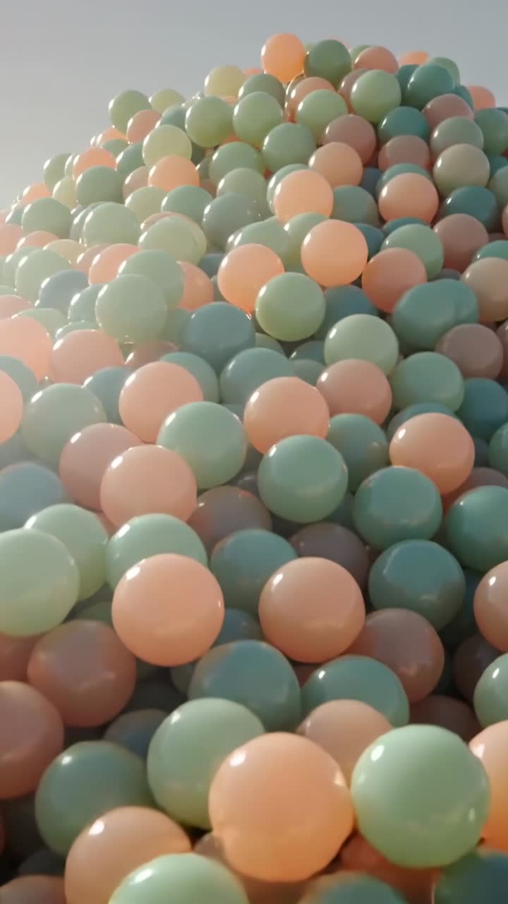 Video verticale: Telecamera che si allontana rivelando sfere pastello attraverso un campo aperto, esaminando i cumuli.