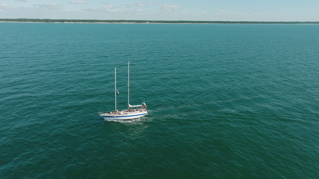 vista aérea estableciendo de un velero blanco en el mar báltico tranquilo, yate de vela blanco en medio del mar sin límites, día soleado de verano, tiro abierto